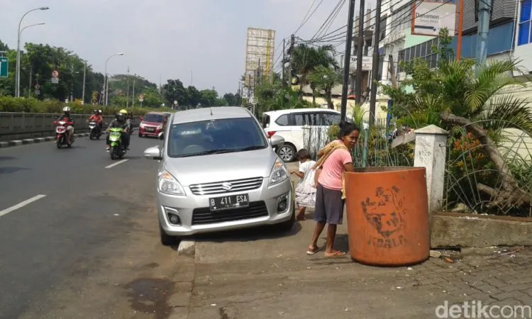 14 Potret Susahnya Jadi Pejalan Kaki di Indonesia. Pantas Macet, Soalnya Nggak Ada yang Mau Jalan 21