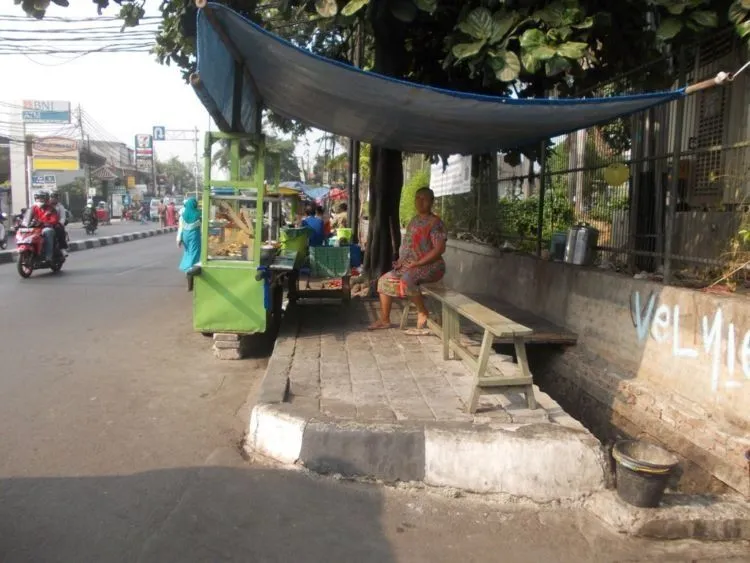 14 Potret Susahnya Jadi Pejalan Kaki di Indonesia. Pantas Macet, Soalnya Nggak Ada yang Mau Jalan 20