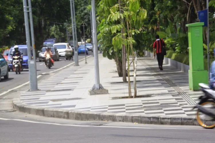 14 Potret Susahnya Jadi Pejalan Kaki di Indonesia. Pantas Macet, Soalnya Nggak Ada yang Mau Jalan 23