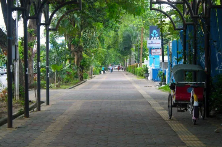 14 Potret Susahnya Jadi Pejalan Kaki di Indonesia. Pantas Macet, Soalnya Nggak Ada yang Mau Jalan 24