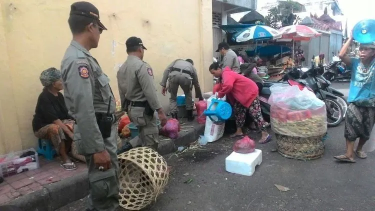 14 Potret Susahnya Jadi Pejalan Kaki di Indonesia. Pantas Macet, Soalnya Nggak Ada yang Mau Jalan 16