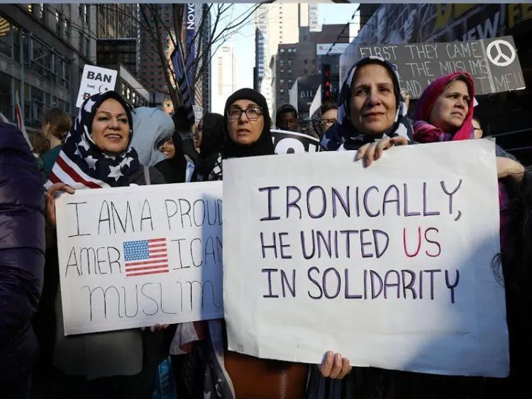 10 Potret Aksi Solidaritas 'I Am a Muslim Too'. Jawaban Warga AS Atas Larangan Kontroversial Trump 19