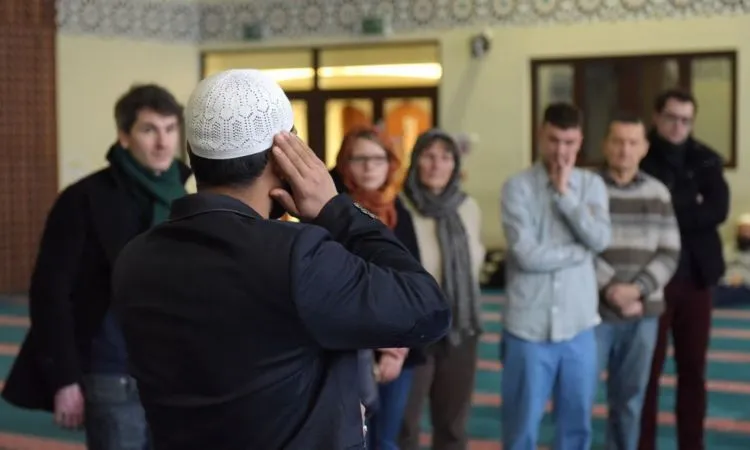 Berupaya Hilangkan Islamophobia, Puluhan Masjid Inggris Buka Pintu Untuk Pengunjung Lintas Agama 8