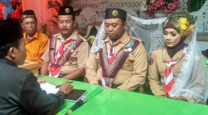 5 Contoh Busana Nikah Cowok yang Antimainstream. Nggak Perlu Ribet Pakai Pakaian Adat dan Makeup! 7