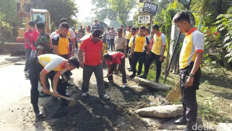 Perjuangan Mbah Sadiyo, Pemulung yang Bertahun-tahun Menambal Jalan yang Berlubang. Bikin Terharu dan Malu! 8