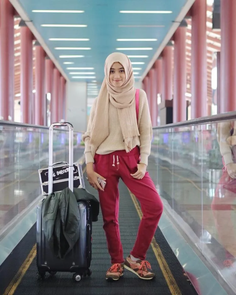 10 Airport Look yang Instagram-able Plus Mampu Menyamarkan Kelelahanmu dari Jalan-jalan 17