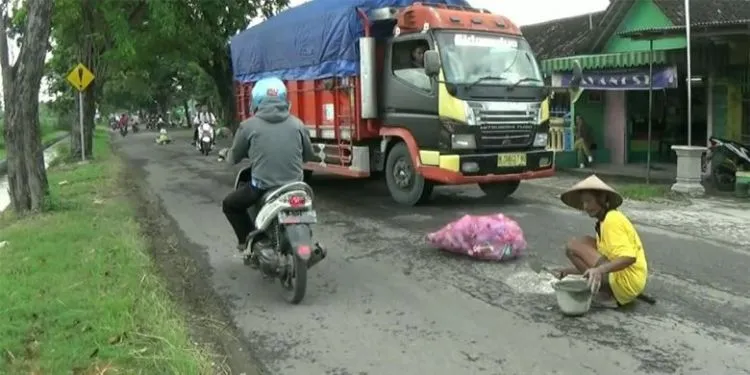 Perjuangan Mbah Sadiyo, Pemulung yang Bertahun-tahun Menambal Jalan yang Berlubang. Bikin Terharu dan Malu! 5