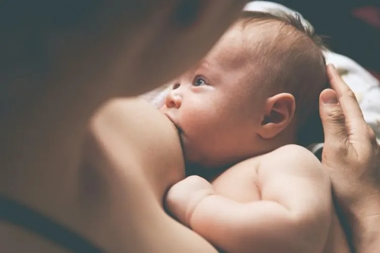 7 Mitos yang Nggak Boleh Kamu Percaya Saat Mengasuh Bayi. Calon Mama Muda Harus Pahami Ini 13