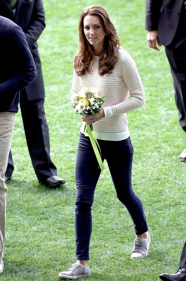 9 Gaya Kasual Kate Middleton. Nggak Nyangka Ya Fashion Putri Kerajaan Bisa Kamu Tiru Juga 14