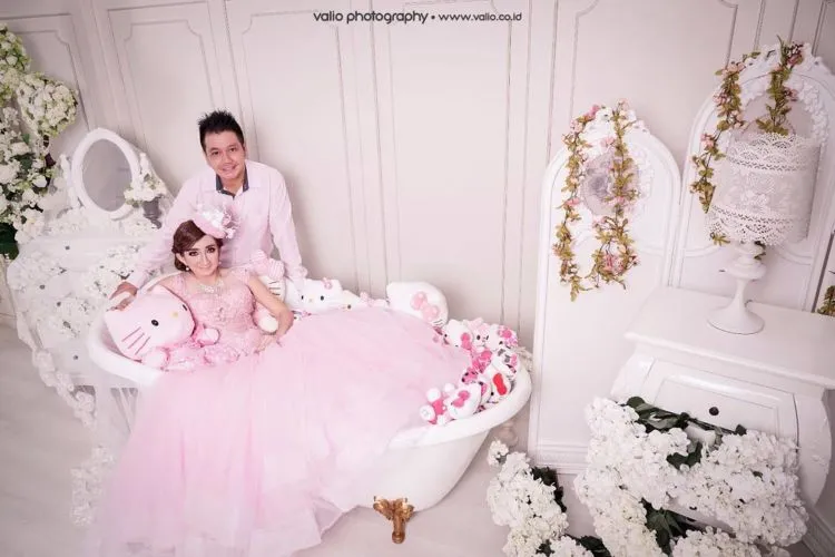 15 Inspirasi Gaya Pernikahan Sesuai Hobi; Nuansa Serba Pink Bertaburan Properti Hello Kitty 18