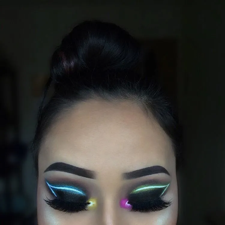 8 Inspirasi Make-Up Neon Light yang Lagi Trend! Hayo, Siapa yang Mau Jadi Pusat Perhatian? 13