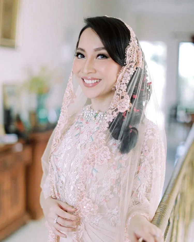 Tampil Menawan dengan 15 Ide Busana untuk Acara Pengajian Jelang Pernikahan. Bisa Jadi Referensi, Nih! 21