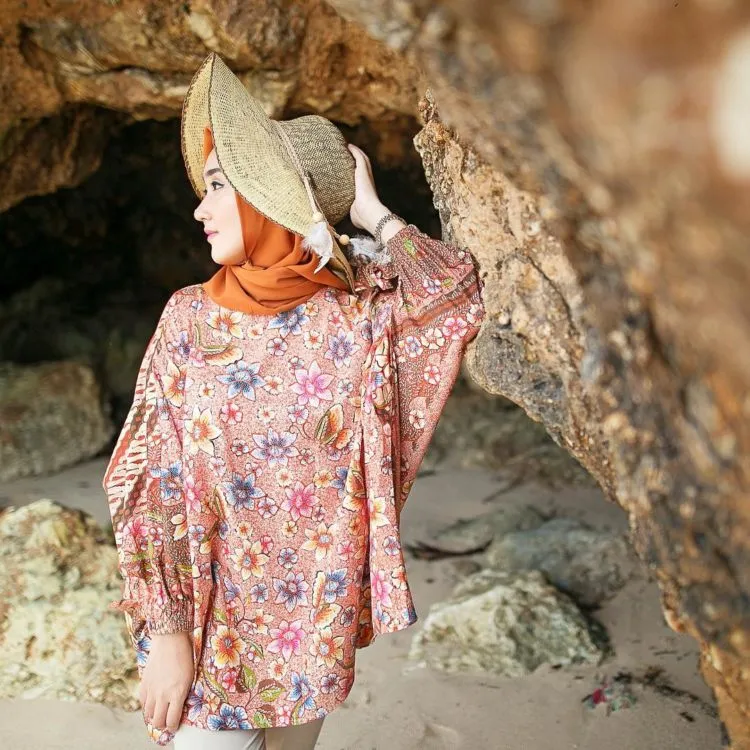 7 Style Baju Berhijab untuk Piknik ke Pantai 13
