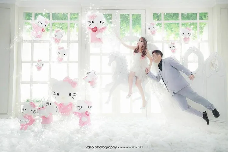 15 Inspirasi Gaya Pernikahan Sesuai Hobi; Nuansa Serba Pink Bertaburan Properti Hello Kitty 24
