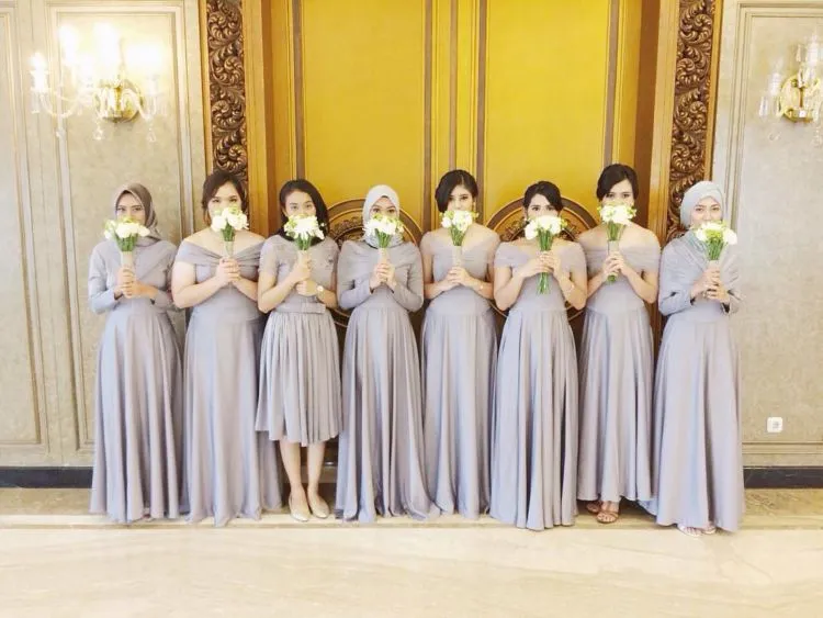 8 Inspirasi Baju Bukan Kebaya Untuk Lamaran. Simpel Plus Tetap Elegan! 13