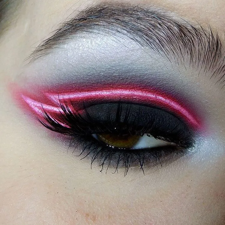 8 Inspirasi Make-Up Neon Light yang Lagi Trend! Hayo, Siapa yang Mau Jadi Pusat Perhatian? 18