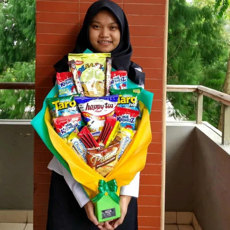 8 Benda Lucu untuk Penyambutan Sidang Skripsi, Dijamin Foto-foto Perayaan Jadi Lebih Seru Deh! 15