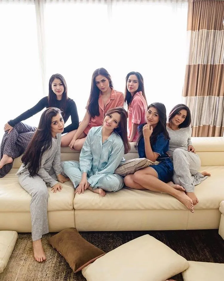 Ini Lho Geng Sosialitanya Nia Ramadhani, Udah Banyak Cewek yang Ngikutin Pakai Tagar #GirlSquad 7
