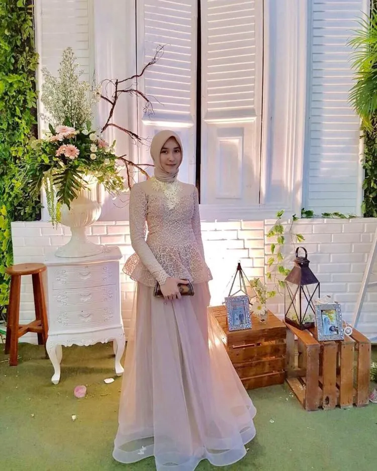 8 Inspirasi Baju Bukan Kebaya Untuk Lamaran. Simpel Plus Tetap Elegan! 16