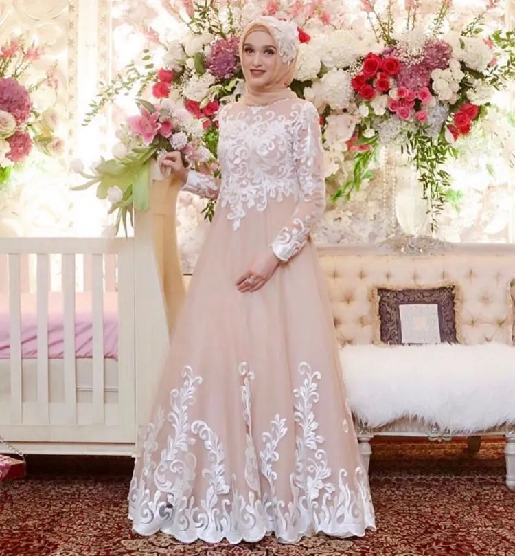 8 Inspirasi Baju Bukan Kebaya Untuk Lamaran. Simpel Plus Tetap Elegan! 14