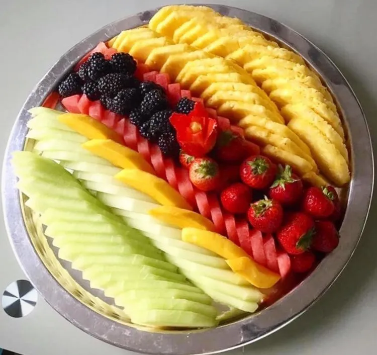 24 Ide Penyajian Buah yang Bikin Lapar Mata, Kamu Nggak Bakal Menolak untuk Menyantapnya 39