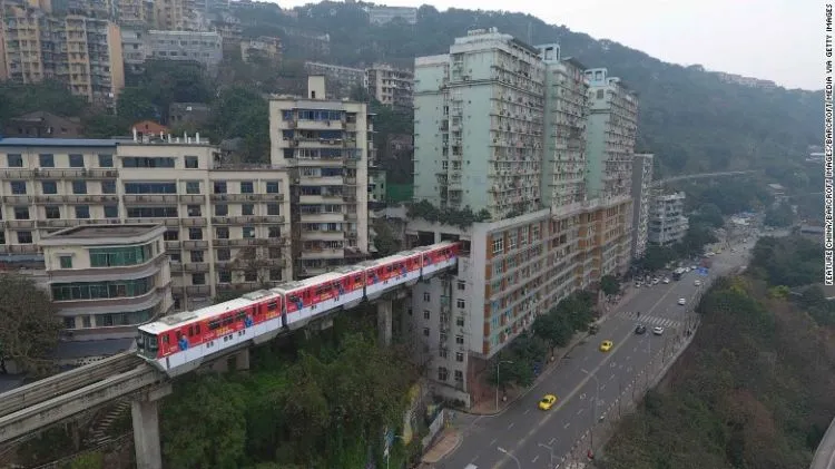 Desain Gedung Ini Kreatif Banget! Masa Bisa Dibolongi Tengahnya untuk Lewat Kereta dan Jalan Raya 7