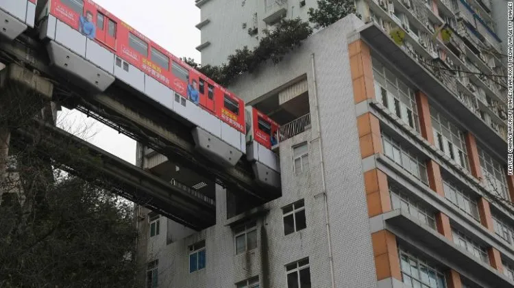 Desain Gedung Ini Kreatif Banget! Masa Bisa Dibolongi Tengahnya untuk Lewat Kereta dan Jalan Raya 11