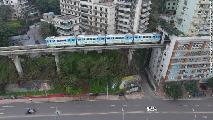 Desain Gedung Ini Kreatif Banget! Masa Bisa Dibolongi Tengahnya untuk Lewat Kereta dan Jalan Raya 8