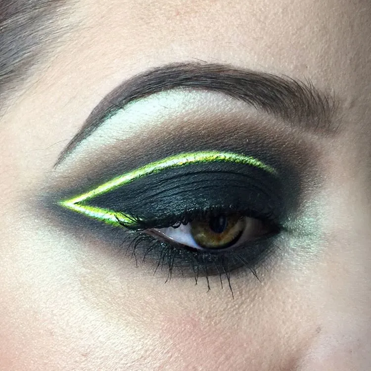 8 Inspirasi Make-Up Neon Light yang Lagi Trend! Hayo, Siapa yang Mau Jadi Pusat Perhatian? 17