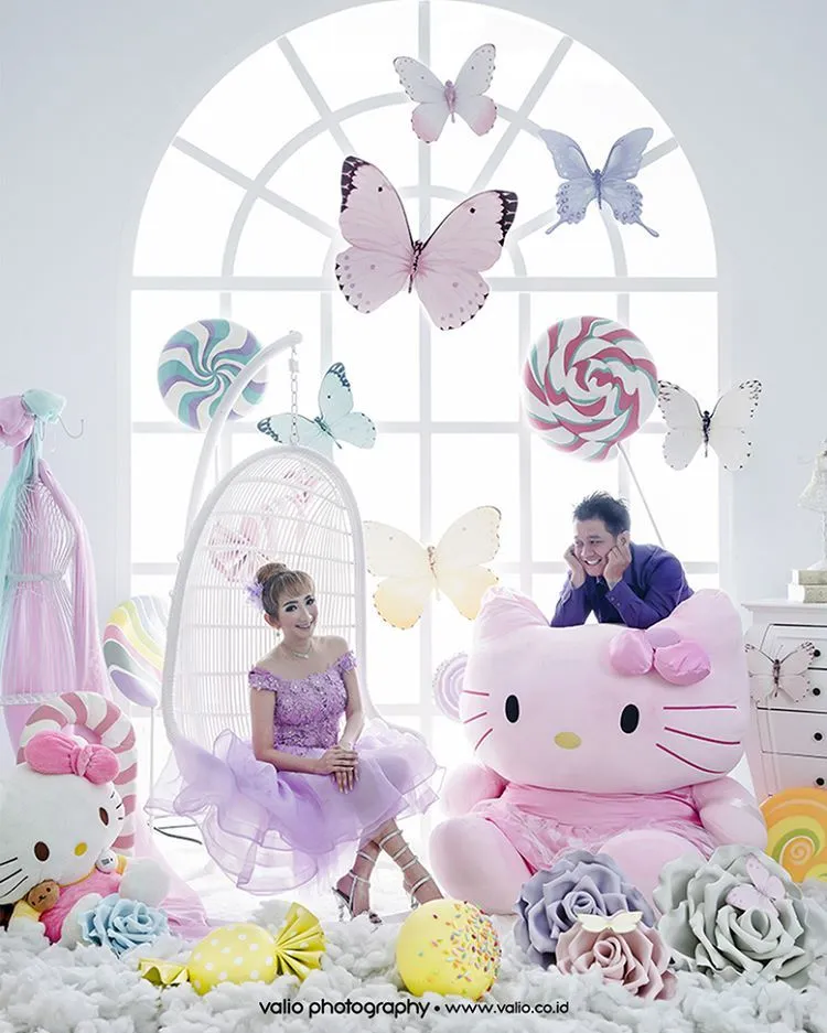 15 Inspirasi Gaya Pernikahan Sesuai Hobi; Nuansa Serba Pink Bertaburan Properti Hello Kitty 23
