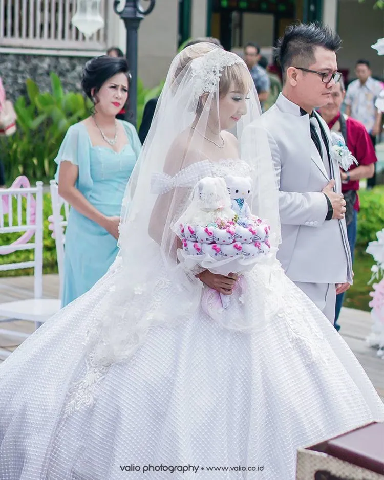 15 Inspirasi Gaya Pernikahan Sesuai Hobi; Nuansa Serba Pink Bertaburan Properti Hello Kitty 28