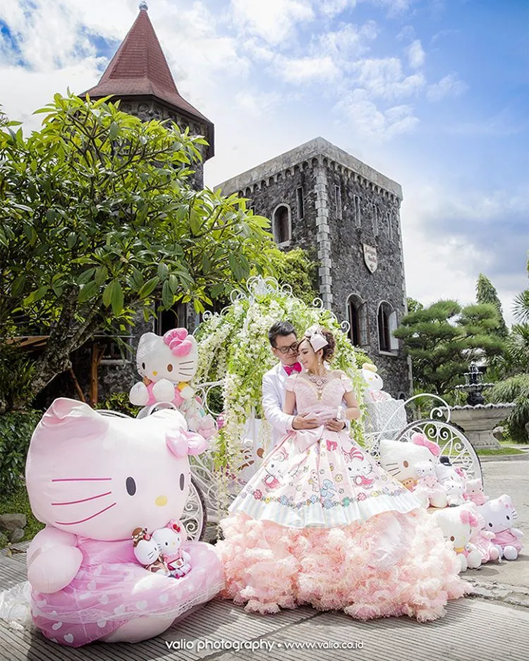 15 Inspirasi Gaya Pernikahan Sesuai Hobi; Nuansa Serba Pink Bertaburan Properti Hello Kitty 25