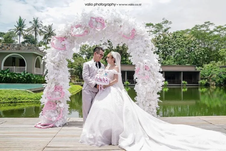 15 Inspirasi Gaya Pernikahan Sesuai Hobi; Nuansa Serba Pink Bertaburan Properti Hello Kitty 29