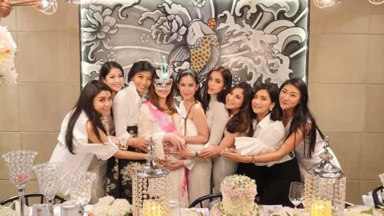 Ini Lho Geng Sosialitanya Nia Ramadhani, Udah Banyak Cewek yang Ngikutin Pakai Tagar #GirlSquad 8
