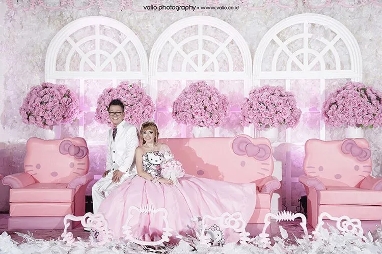 15 Inspirasi Gaya Pernikahan Sesuai Hobi; Nuansa Serba Pink Bertaburan Properti Hello Kitty 27