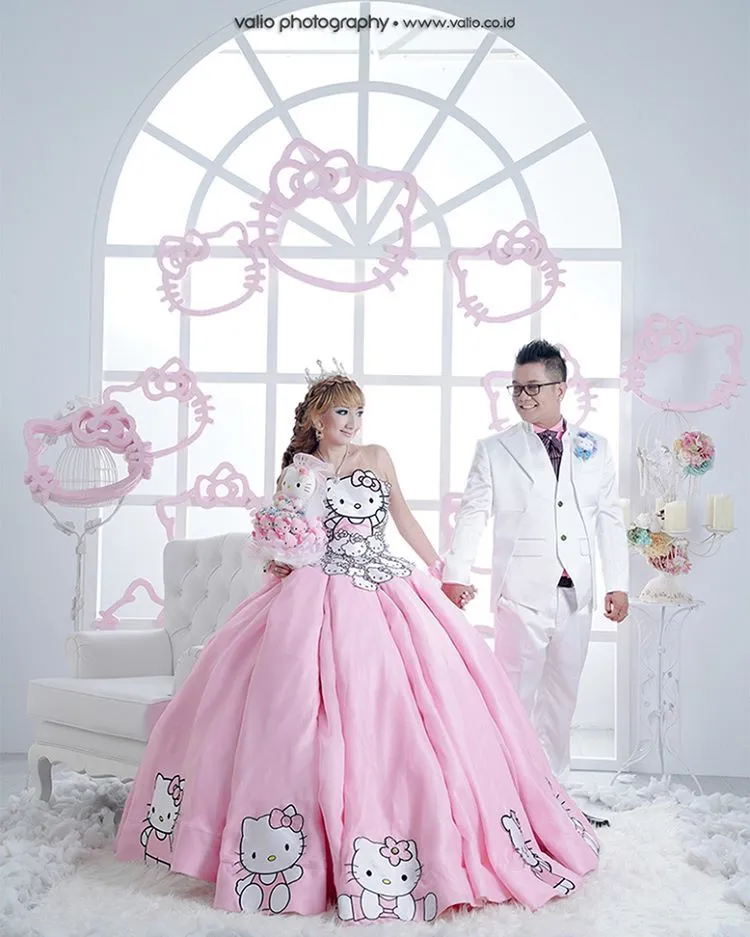 15 Inspirasi Gaya Pernikahan Sesuai Hobi; Nuansa Serba Pink Bertaburan Properti Hello Kitty 26