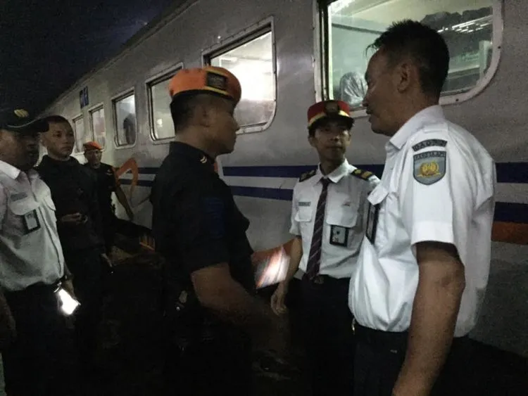 Ngeri! Sekelompok Orang Meneror Kereta Api Serayu. Beberapa Penumpang Terluka dan Histeris Ketakutan! 8
