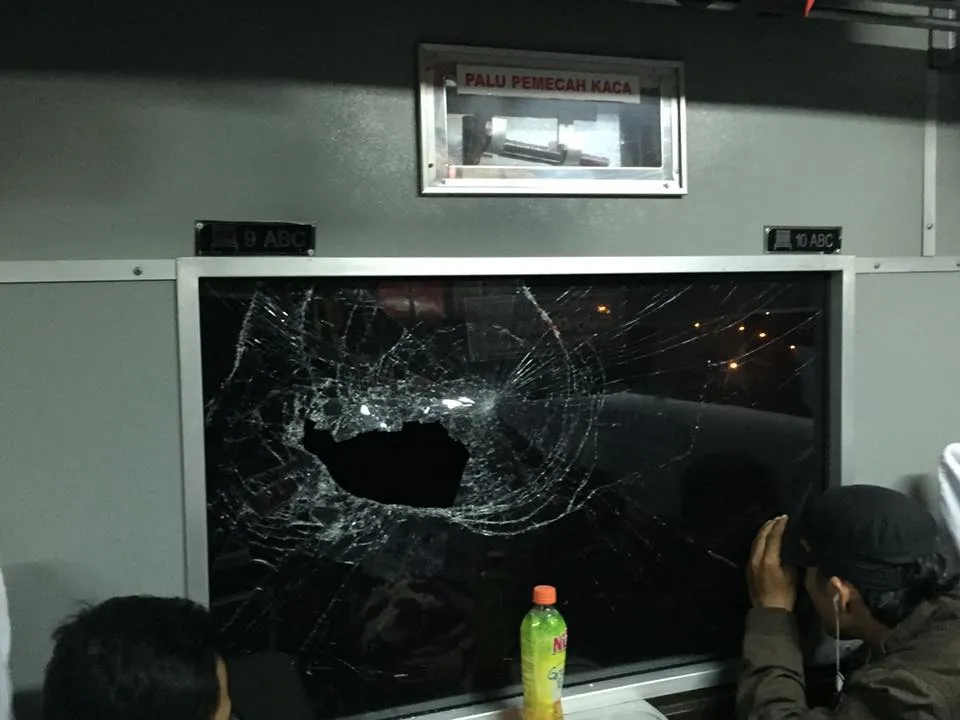 Ngeri! Sekelompok Orang Meneror Kereta Api Serayu. Beberapa Penumpang Terluka dan Histeris Ketakutan!