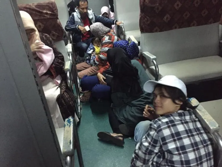 Ngeri! Sekelompok Orang Meneror Kereta Api Serayu. Beberapa Penumpang Terluka dan Histeris Ketakutan! 7