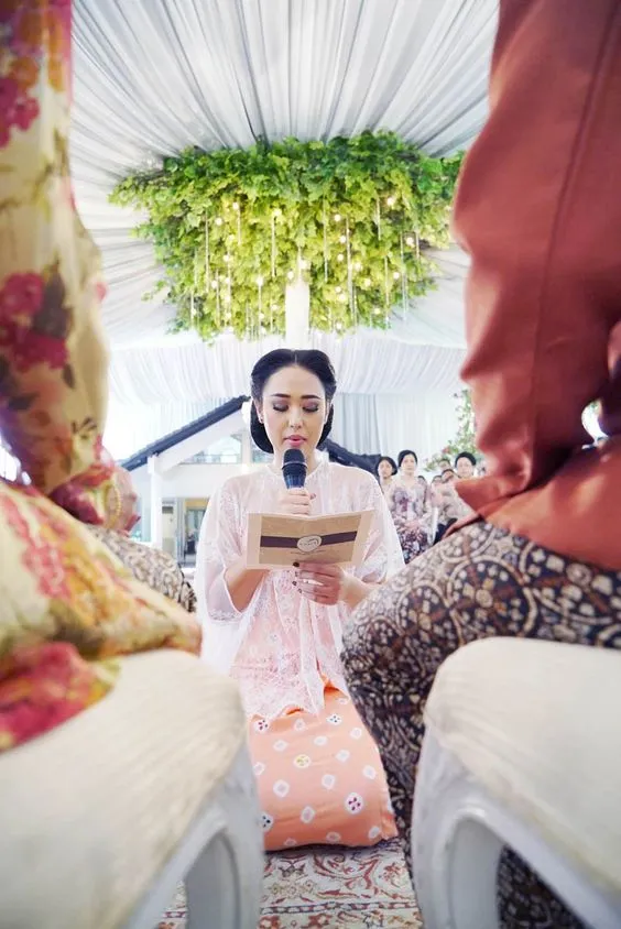 Tampil Menawan dengan 15 Ide Busana untuk Acara Pengajian Jelang Pernikahan. Bisa Jadi Referensi, Nih! 26