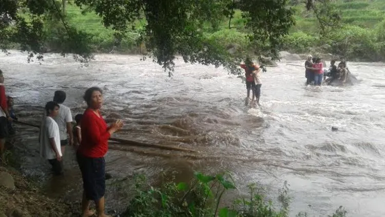 Duh. Keasyikan Selfie, 9 Wisatawan Terjebak Arus Sungai Deras di Mojokerto! Penyelamatannya Dramatis Abis 6