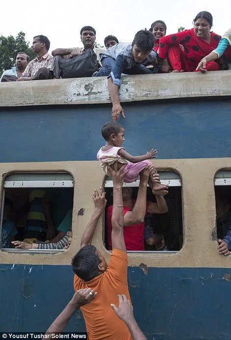 10 Potret Buruknya Kereta Api di Bangladesh yang Bikin Ngelus Dada. Dulu Indonesia Pernah Begini Juga! 14
