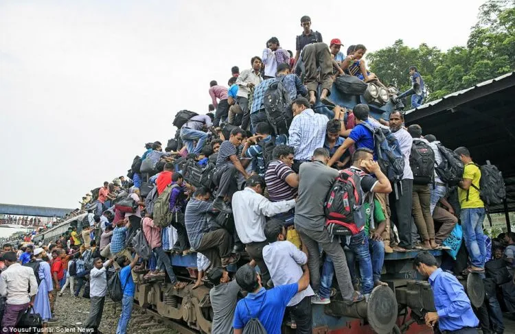 10 Potret Buruknya Kereta Api di Bangladesh yang Bikin Ngelus Dada. Dulu Indonesia Pernah Begini Juga! 11