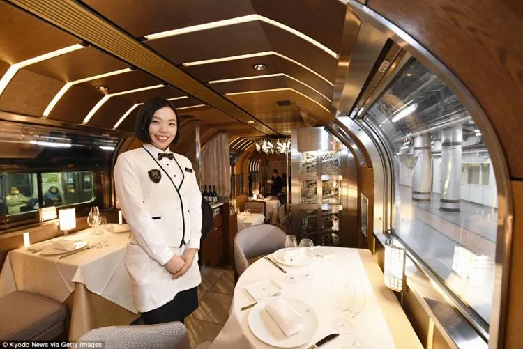 Kereta Api Ini Punya Interior yang Sangat Mewah. Jadi Mikir Ini Kereta Atau Hotel Bintang Lima? 13