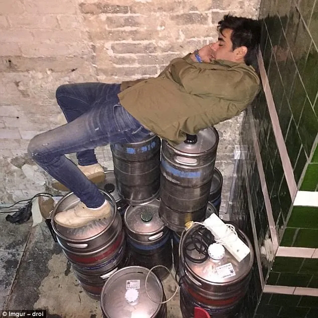 Begini 15 Potret Kocak Orang-orang yang Tidur di Ruang Publik. Ya Kalau Ngantuk Sih Gimana Lagi? 27