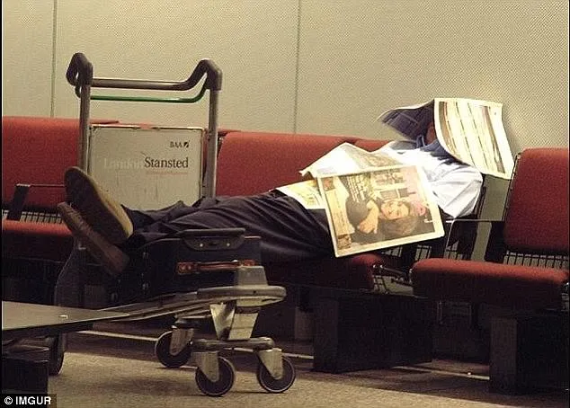 Begini 15 Potret Kocak Orang-orang yang Tidur di Ruang Publik. Ya Kalau Ngantuk Sih Gimana Lagi? 23
