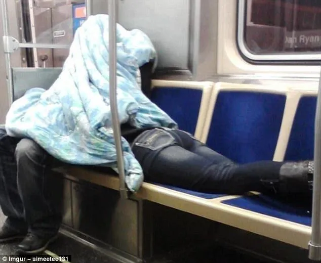 Begini 15 Potret Kocak Orang-orang yang Tidur di Ruang Publik. Ya Kalau Ngantuk Sih Gimana Lagi? 24