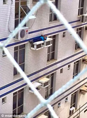 Begini 15 Potret Kocak Orang-orang yang Tidur di Ruang Publik. Ya Kalau Ngantuk Sih Gimana Lagi? 18