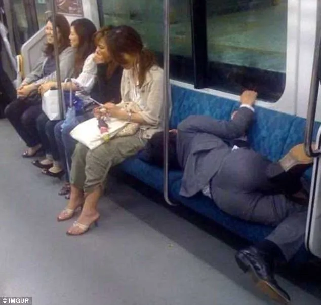 Begini 15 Potret Kocak Orang-orang yang Tidur di Ruang Publik. Ya Kalau Ngantuk Sih Gimana Lagi? 20