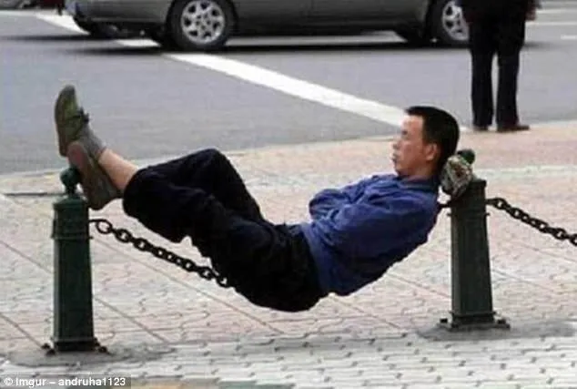 Begini 15 Potret Kocak Orang-orang yang Tidur di Ruang Publik. Ya Kalau Ngantuk Sih Gimana Lagi? 15